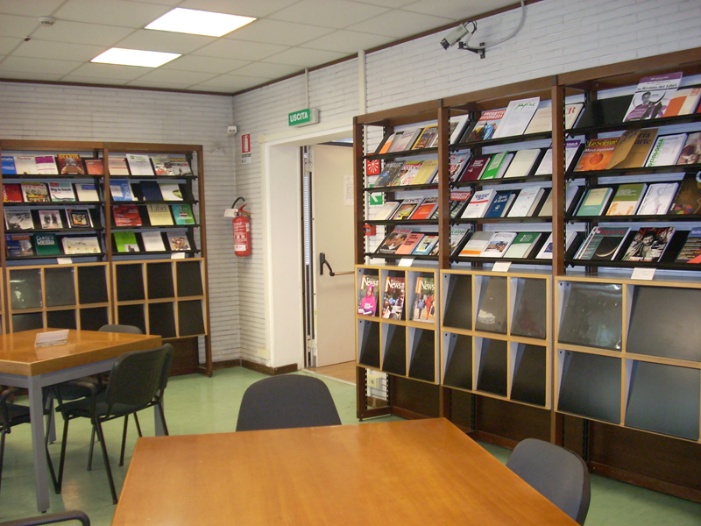 Foto della sala periodici presso la Biblioteca Baldini