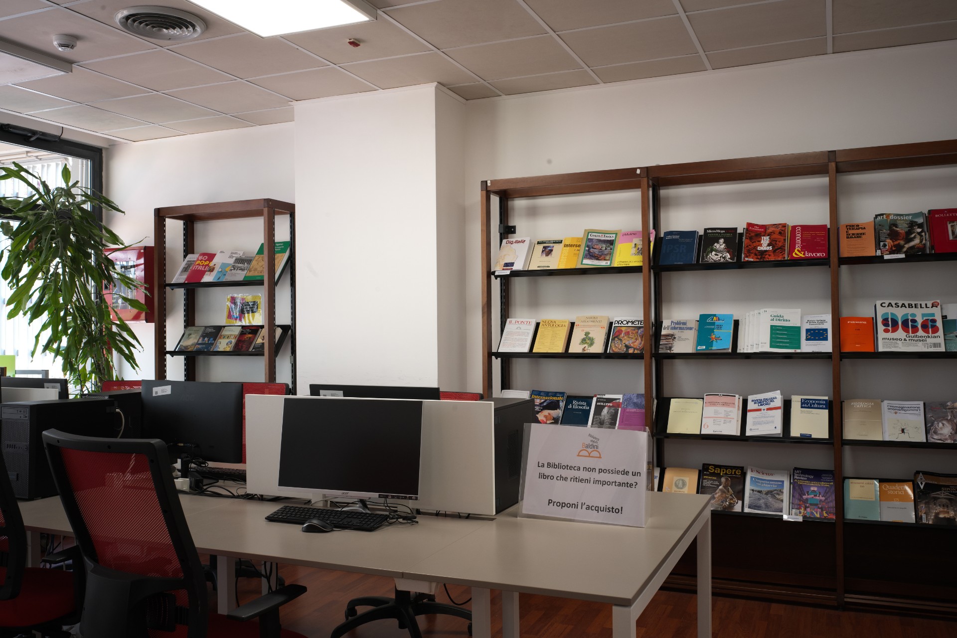 Foto della sala dedicata alle ricerche bibliografiche della Biblioteca