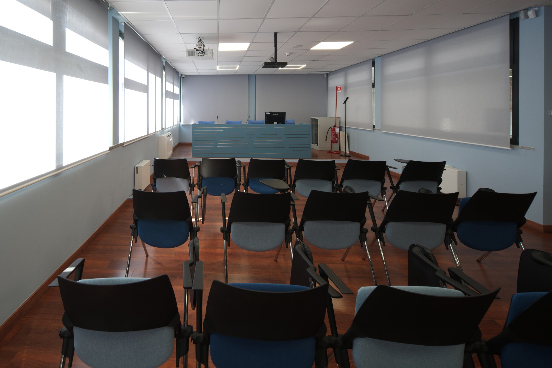 Foto della sala conferenze della Biblioteca
