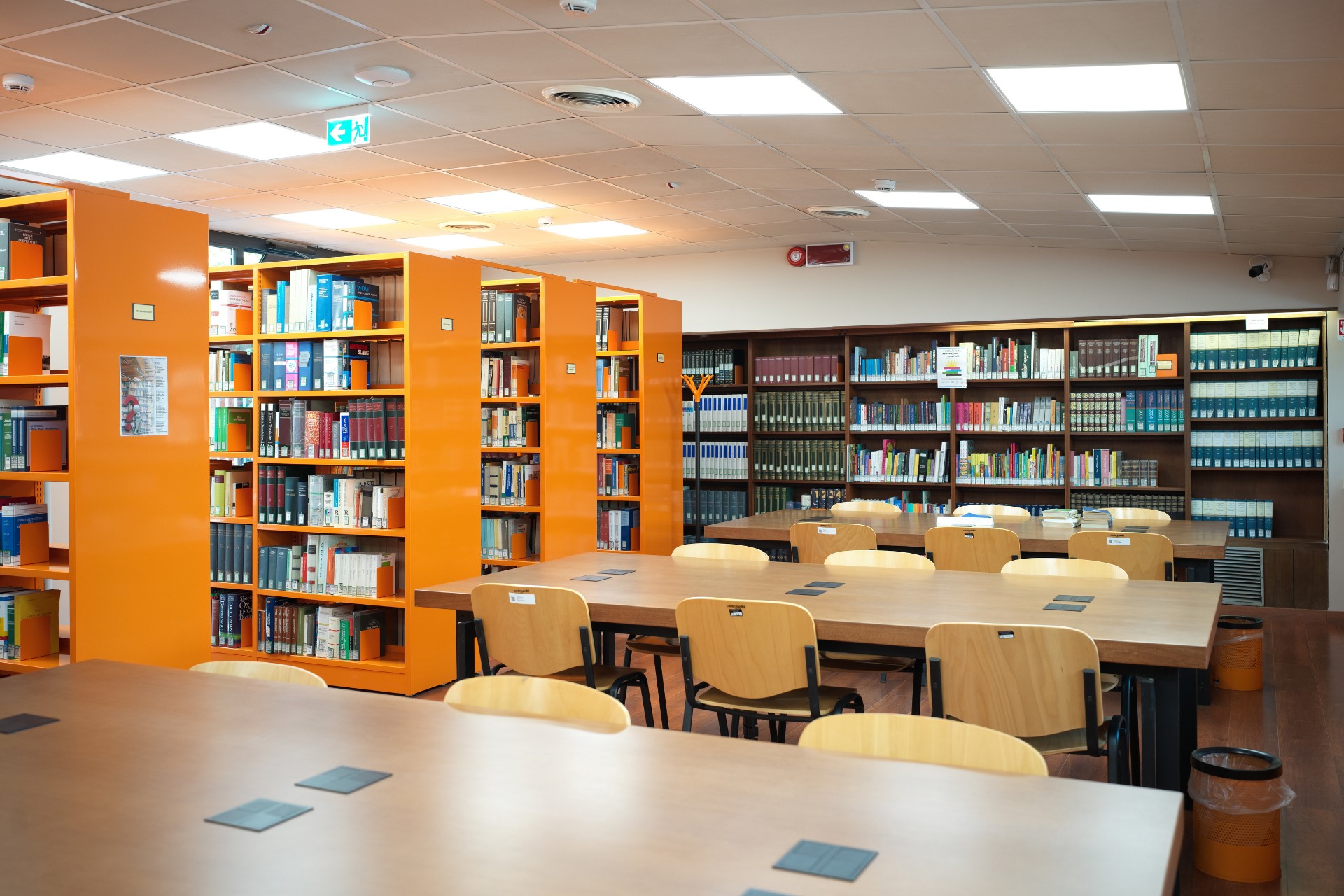 Foto della sala lettura della Biblioteca