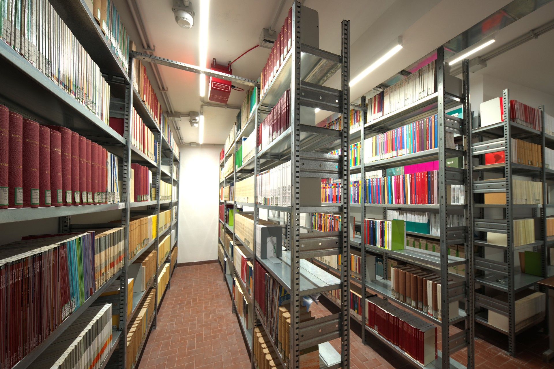 Foto della sala periodici con scaffali della Biblioteca