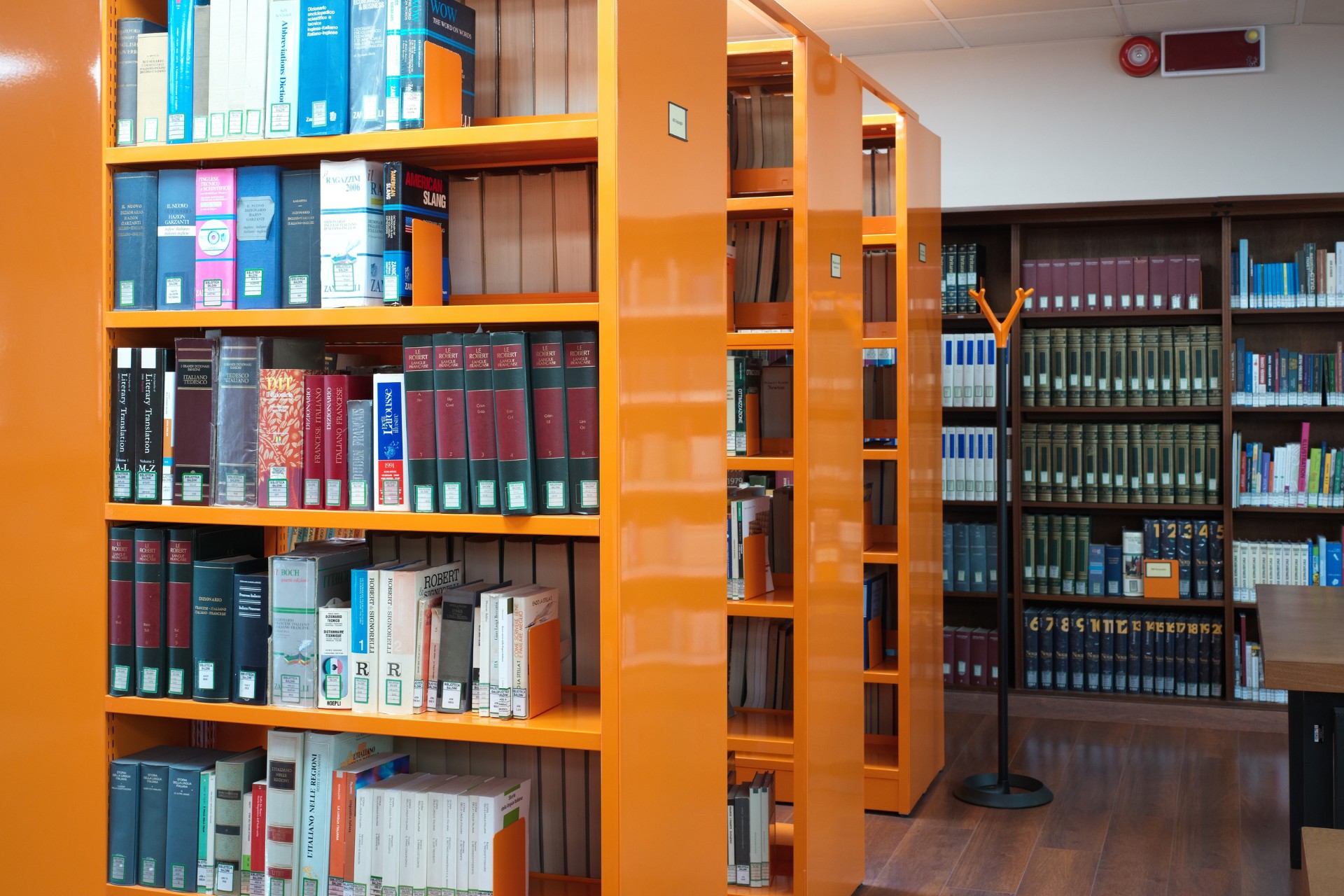 Foto scaffali della sala lettura della Biblioteca