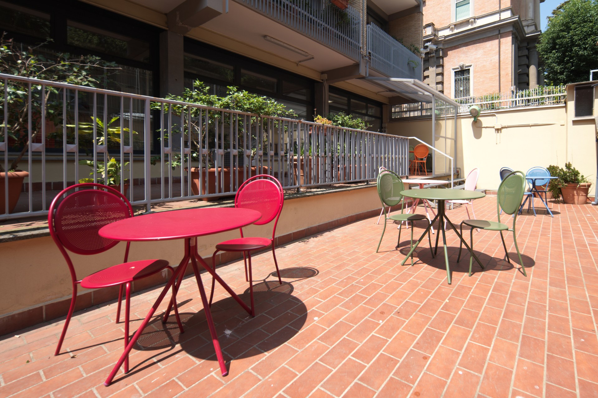 Foto dei tavolini all'esterno della Biblioteca