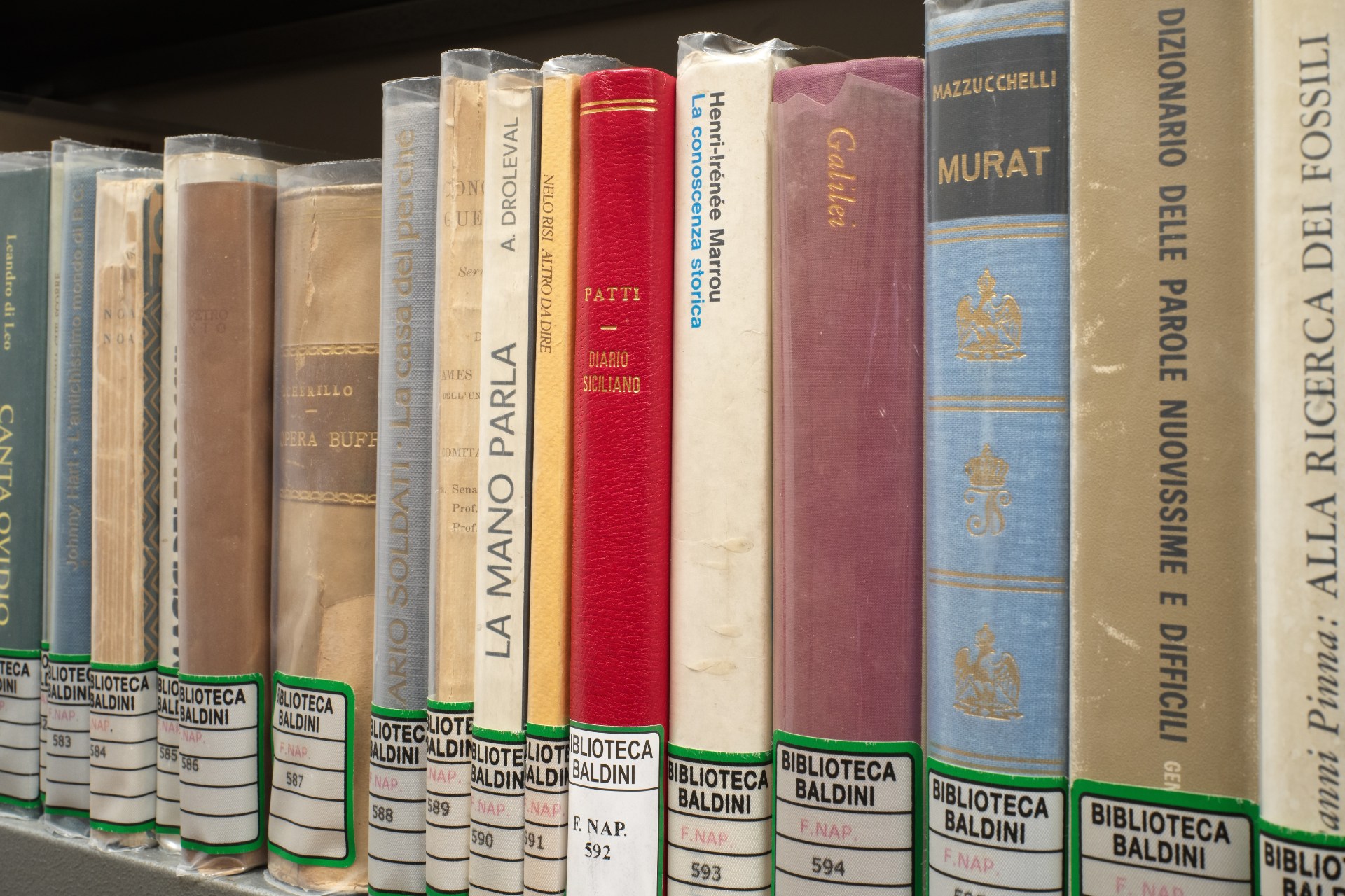 Foto di parte dei libri del fondo Napolitano