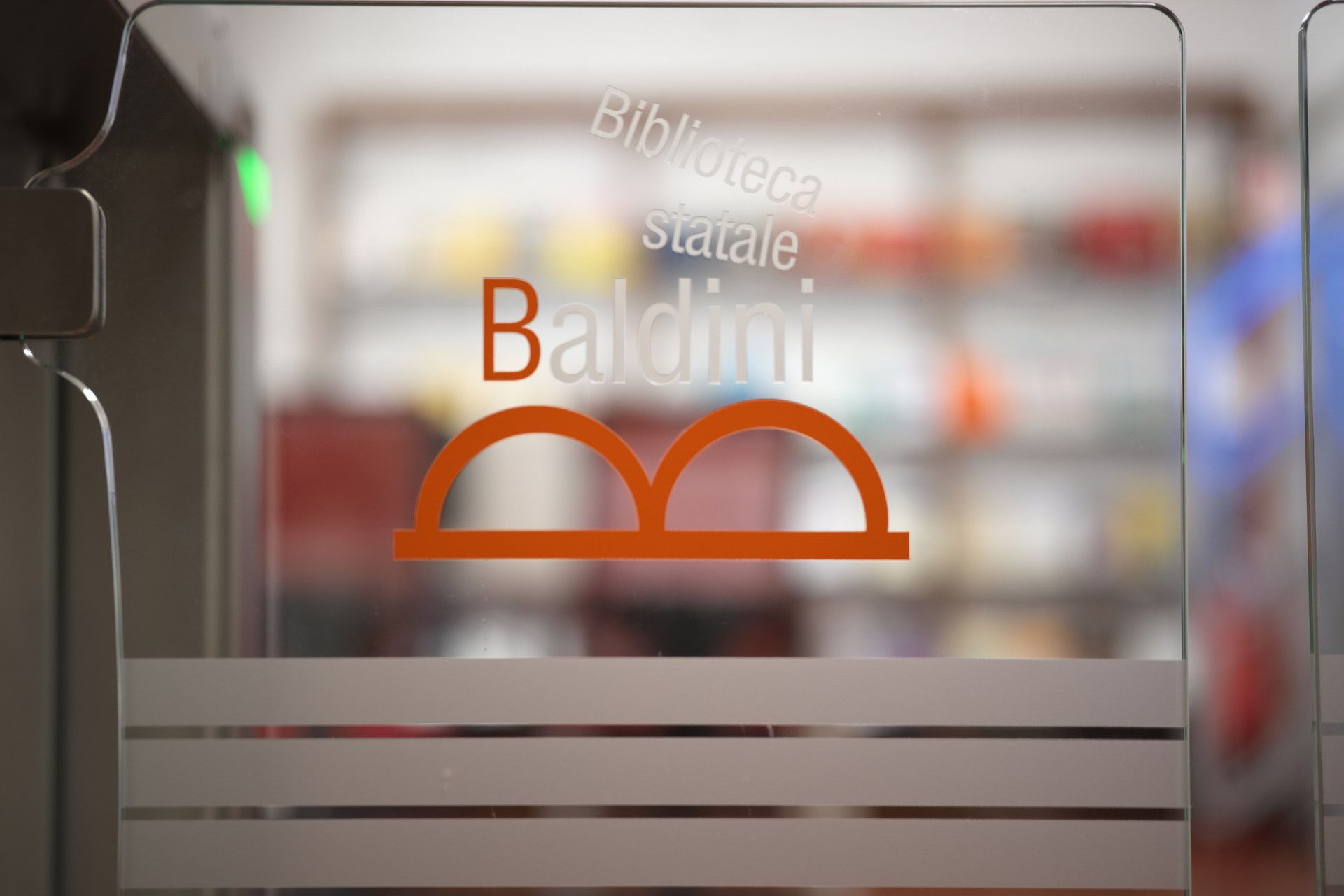 Logo della Biblioteca stampato sui pannelli dei tornelli